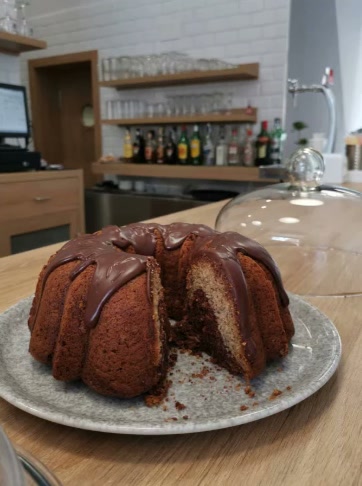 Bizcocho bundt bañado en chocolate